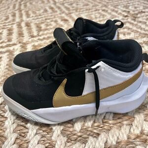 Nike Hustle Youth Basketball Sneakers, Size 5